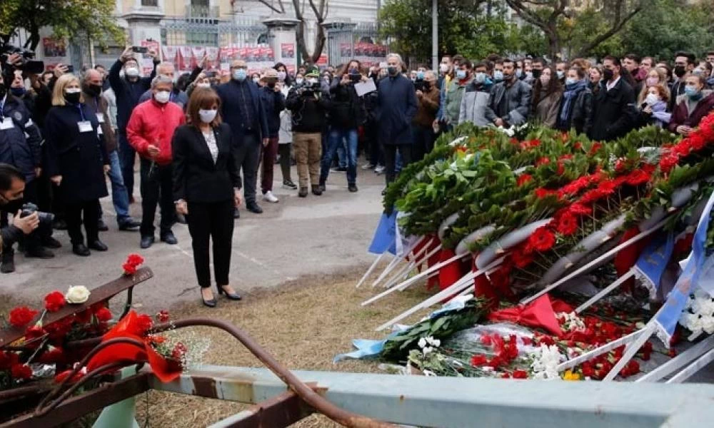 Πολυτεχνείο: Κατέθεσε στεφάνι η Κατερίνα Σακελλαροπούλου